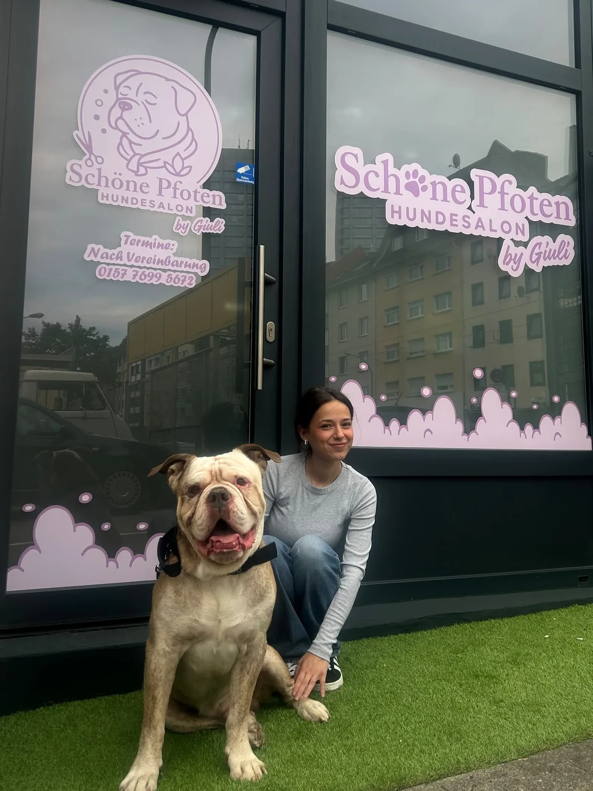 Giuli mit ihrer Bulldogge Rolex vor dem alten Salon am Kaiser-Wilhelm-Ring in Mainz